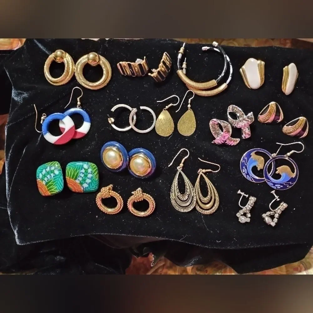 Lot of 15 pair of nice vintage costume earrings and modern earrings (E001)